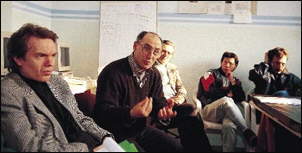 Luciano Paolucci con lo psicologo Angelo Aparo (primo a sinistra) e i detenuti della sezione penale di San Vittore.